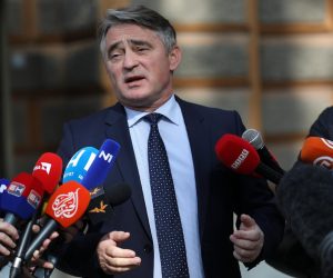 18.10.2021., Sarajevo, Bosna i Hercegovina - Nakon sjednice Predsjednistva BiH medijima su se obratili Zeljko Komsic i Sefik Dzaferovic. Medijima nije bilo dozvoljeno snimanje Sjednice, a Dodik je u kabinet doveo harmonikasa. Clan Predsjednistva Milorad Dodik najavio je posebnu konferenciju za medije.
