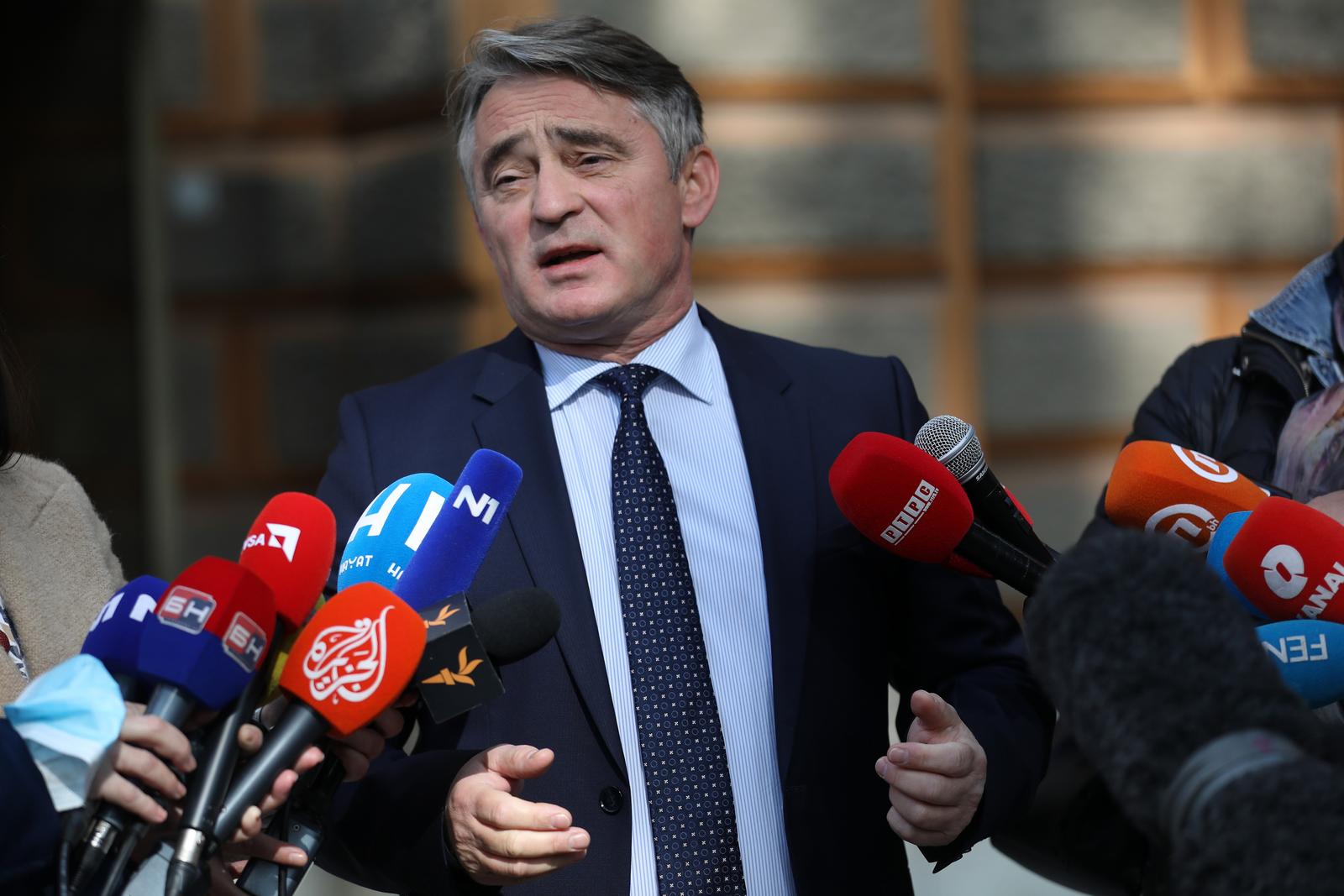 18.10.2021., Sarajevo, Bosna i Hercegovina - Nakon sjednice Predsjednistva BiH medijima su se obratili Zeljko Komsic i Sefik Dzaferovic. Medijima nije bilo dozvoljeno snimanje Sjednice, a Dodik je u kabinet doveo harmonikasa. Clan Predsjednistva Milorad Dodik najavio je posebnu konferenciju za medije.