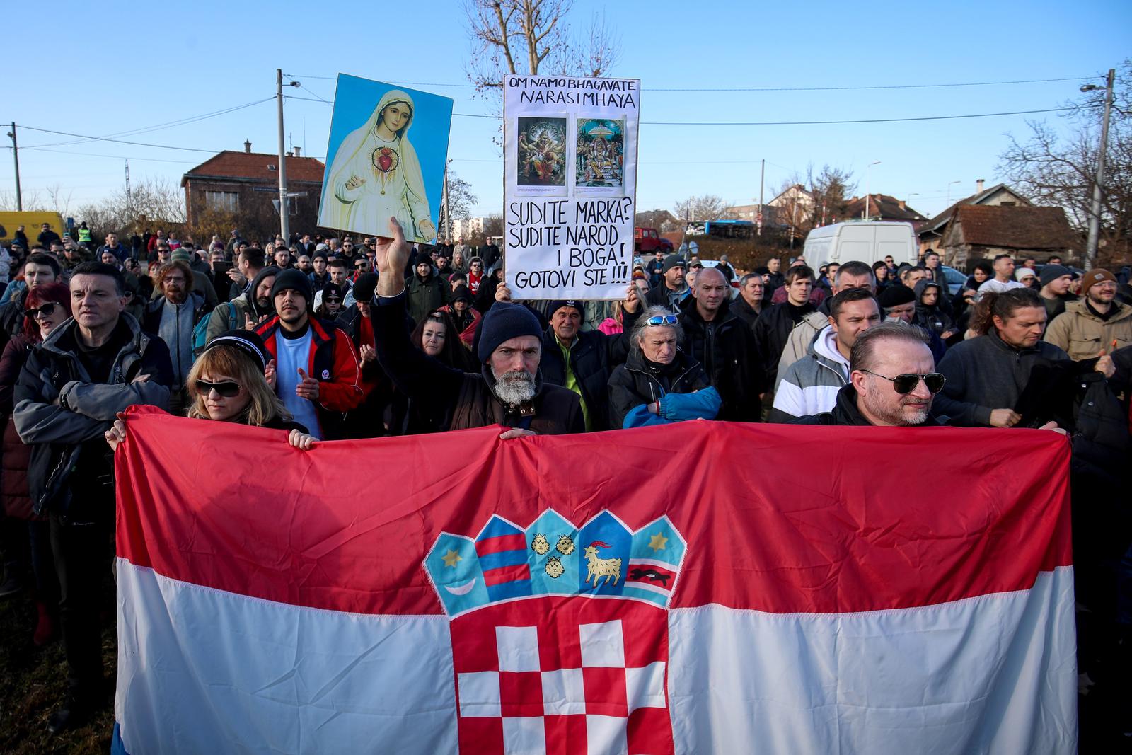 18.12.2021., Zagreb - Okupljanje prosvjednika protiv covid mjera pred zatvorom u Remetincu., Prosvjeduju i zbog Marka Franciskovica koji je završio u pritvoru.