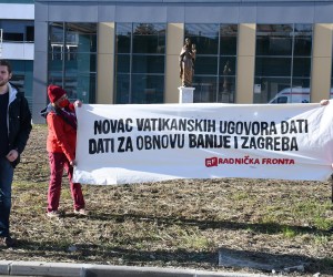 18.12.2021., Sisak - Ispred sredisnjeg paviljona sisacke Opce bolnice dr. Ivo Pedisic clanovi Radnicke fronte odrzali su konferenciju za medije ispred nedavno podignutog kipa BDM s Isusom autora Tomislava Krsnjavog postavljenog povodom 25 godina potpisivanja Vatikanskih ugovora. O toj  temi i odnosu RH prema obnovi od potresa govorio je David Bilic, zastupnik RF u zagrebackoj Skupstini.