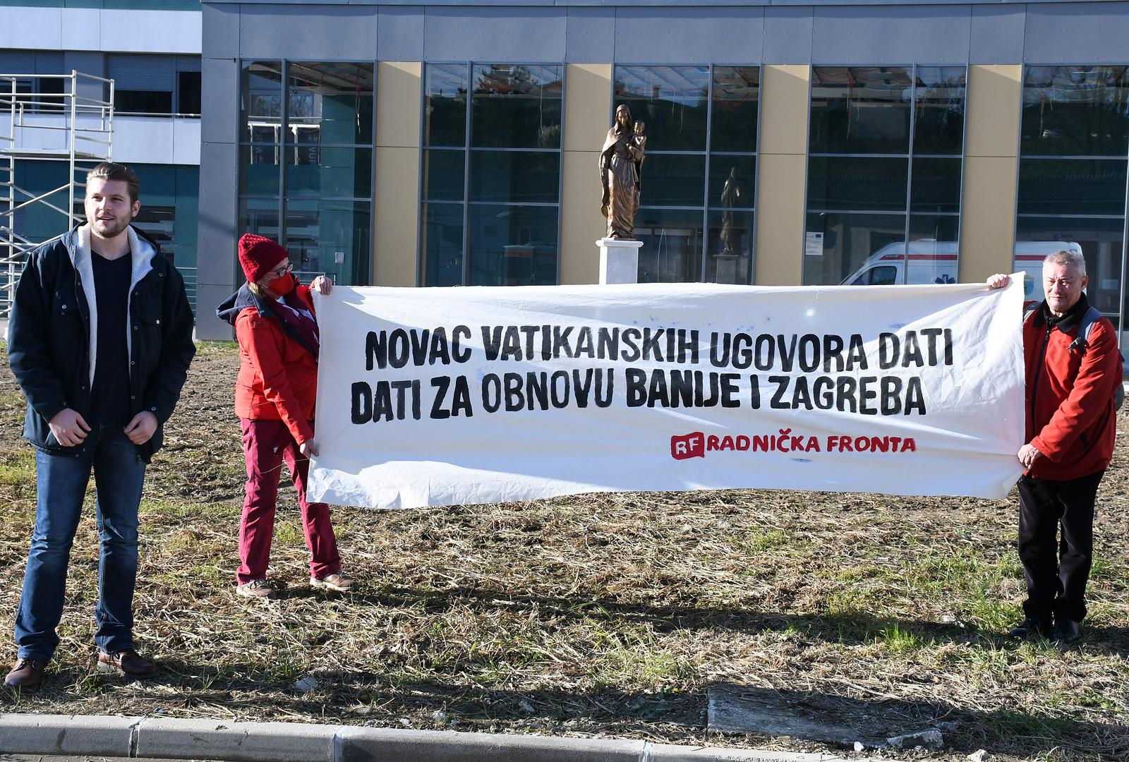 18.12.2021., Sisak - Ispred sredisnjeg paviljona sisacke Opce bolnice dr. Ivo Pedisic clanovi Radnicke fronte odrzali su konferenciju za medije ispred nedavno podignutog kipa BDM s Isusom autora Tomislava Krsnjavog postavljenog povodom 25 godina potpisivanja Vatikanskih ugovora. O toj  temi i odnosu RH prema obnovi od potresa govorio je David Bilic, zastupnik RF u zagrebackoj Skupstini.