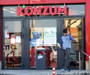 19.03.2020.,Sibenik-Konzum na ulazu u svoje trgovine plakatima upozorava kupce da se pridrzavaju zastitnih mjera u cilju zastite i kupaca ali i prodavaca
Photo: Dusko Jaramaz/PIXSELL