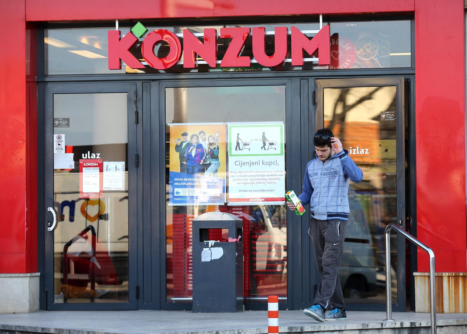 19.03.2020.,Sibenik-Konzum na ulazu u svoje trgovine plakatima upozorava kupce da se pridrzavaju zastitnih mjera u cilju zastite i kupaca ali i prodavaca
Photo: Dusko Jaramaz/PIXSELL