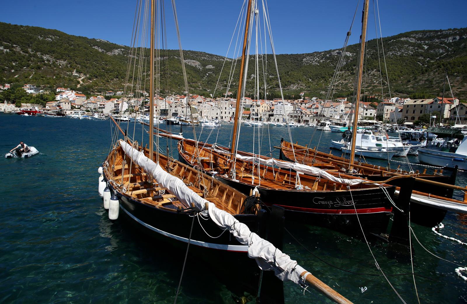 19.08.2020., Komiza - Komiza je zbog svojeg polozaja omiljeno odrediste nauticara. Tradicionalne falkuse krase luku. Photo:Ivo Cagalj/PIXSELL