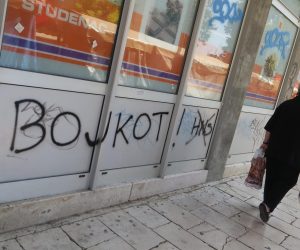 20.06.2018., Split - Zidovi po gradu isarani grafitima kojima neznani autor zeli "smrt pandurima i pederima" te porucuje kako "mrzi repku, A.C.A.B." i poziva na "bojkot HNS-a". 

Photo: Ivo Cagalj/PIXSELL