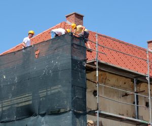 20.07.2015., Petrinja - Ministrica graditeljstva Anka Mrak Taritas u pratnji gradonacelnika Darinka Dumbovica obisla je grad i nekoliko gradilista na kojima se provodi program energetske obnove obiteljskih kuca. Photo: Nikola Cutuk/PIXSELL