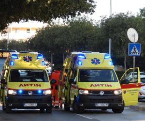 20.10.2021., Split - U kratkom vremenu tri vozila hitne pomoci projurila su Vukovarskom ulicom s upaljenim sirenama. Dvije su pored Pujanki na cesti intervenirale zbog ozlijedjene osobe a treca je produzila na obliznje Mejase