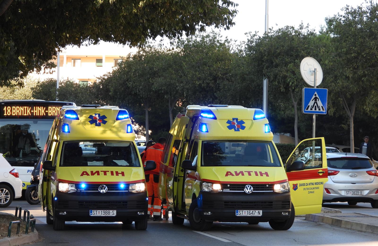 20.10.2021., Split - U kratkom vremenu tri vozila hitne pomoci projurila su Vukovarskom ulicom s upaljenim sirenama. Dvije su pored Pujanki na cesti intervenirale zbog ozlijedjene osobe a treca je produzila na obliznje Mejase