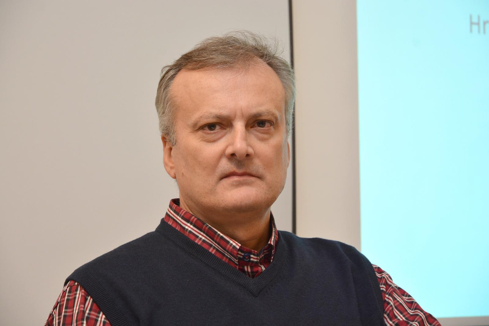 20.11.2015., Bjelovar - Posjetitelji Gradskog muzeja ovog su puta nazocili predavanju 'Hrvatski demografski slom i migrantska kriza', a koje je odrzao Nenad Pokos. Dogadjaj je organizirao bjelovarski ogranak Matice hrvatske, a u sklopu obiljezavanja Dana Matice hrvatske.  rPhoto: Damir Spehar/PIXSELL