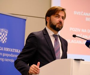21.10.2021., Zagreb - U zgradi Hrvatskih voda uruceni su prvi ugovori o dodjeli bespovratnih sredstava za Poziv na dostavu projektnih prijedloga "JaCanje konkurentnosti poduzeca ulaganjima u digitalnu i zelenu tranziciju". Na dodjeli su sudjelovali Tomislav CoriC, ministar gospodarstva i odrzivog razvoja, Natasa Tramisak, ministrica regionalnog razvoja i europskih fondova, Vjeran Vrbanac, predsjednik uprave HAMAG-BICRO te predstavnici tvrtki.