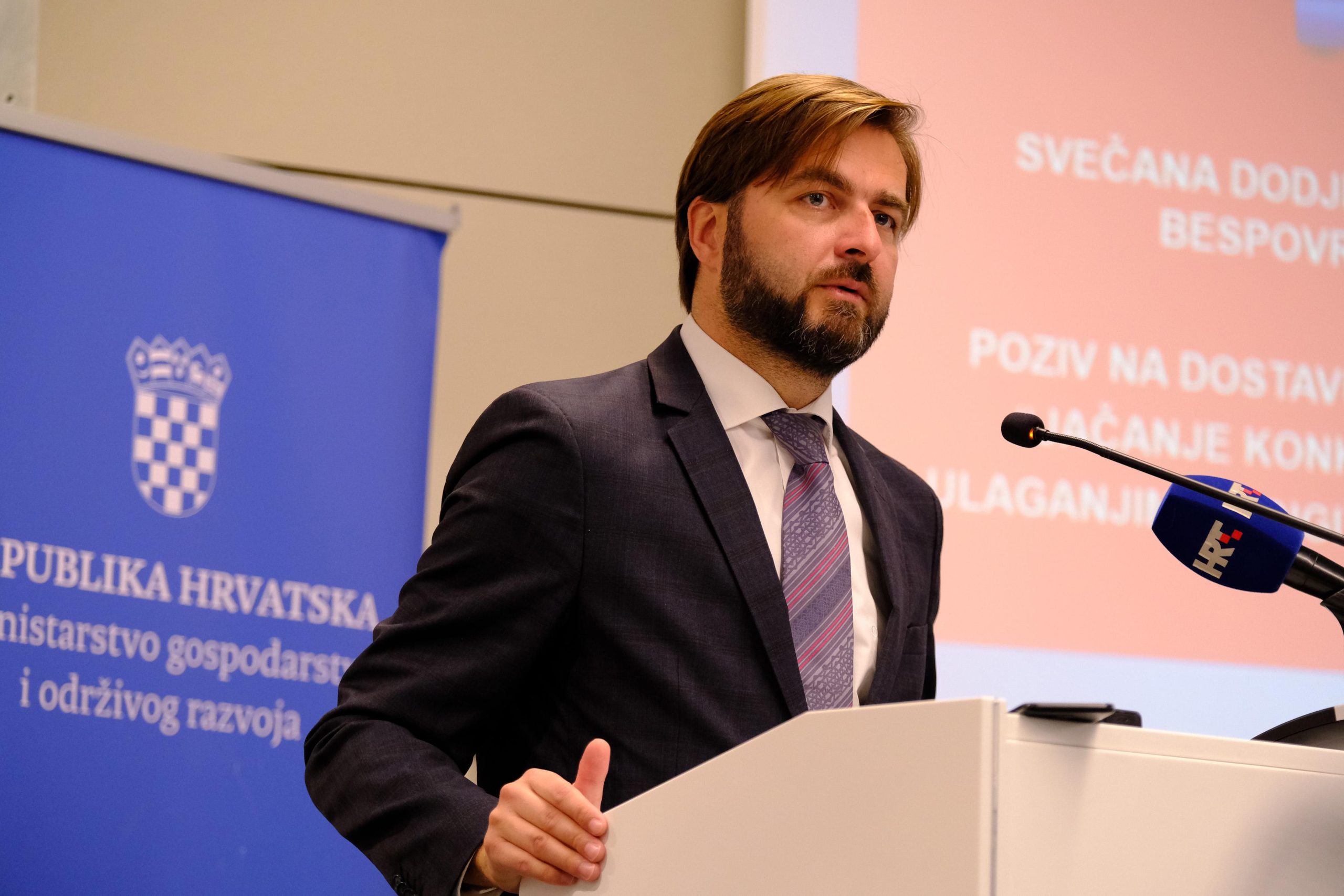 21.10.2021., Zagreb - U zgradi Hrvatskih voda uruceni su prvi ugovori o dodjeli bespovratnih sredstava za Poziv na dostavu projektnih prijedloga "JaCanje konkurentnosti poduzeca ulaganjima u digitalnu i zelenu tranziciju". Na dodjeli su sudjelovali Tomislav CoriC, ministar gospodarstva i odrzivog razvoja, Natasa Tramisak, ministrica regionalnog razvoja i europskih fondova, Vjeran Vrbanac, predsjednik uprave HAMAG-BICRO te predstavnici tvrtki.