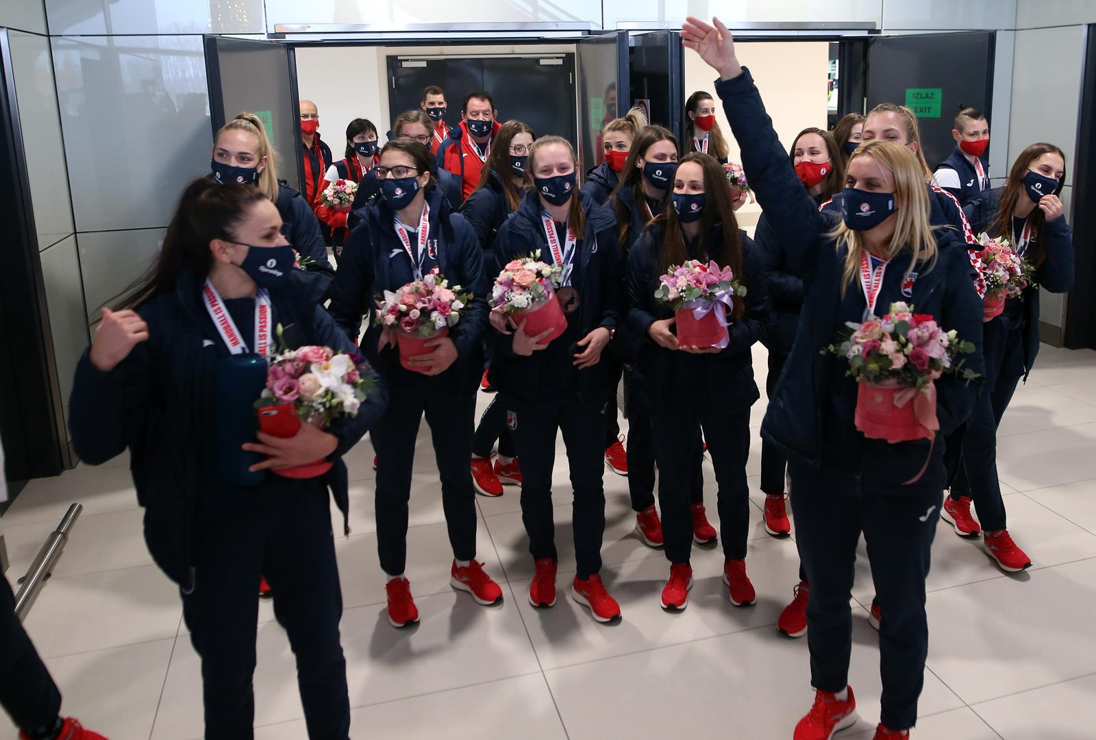21.12.2020., Zagreb - Hrvatska zenska seniorska reprezentacija sletjela avionom u Zracnu luku dr. Franjo Tudjman s Europskog prvenstva iz Danske gdje su osvojile broncanu medalju. Photo: Zeljko Lukunic/PIXSELL