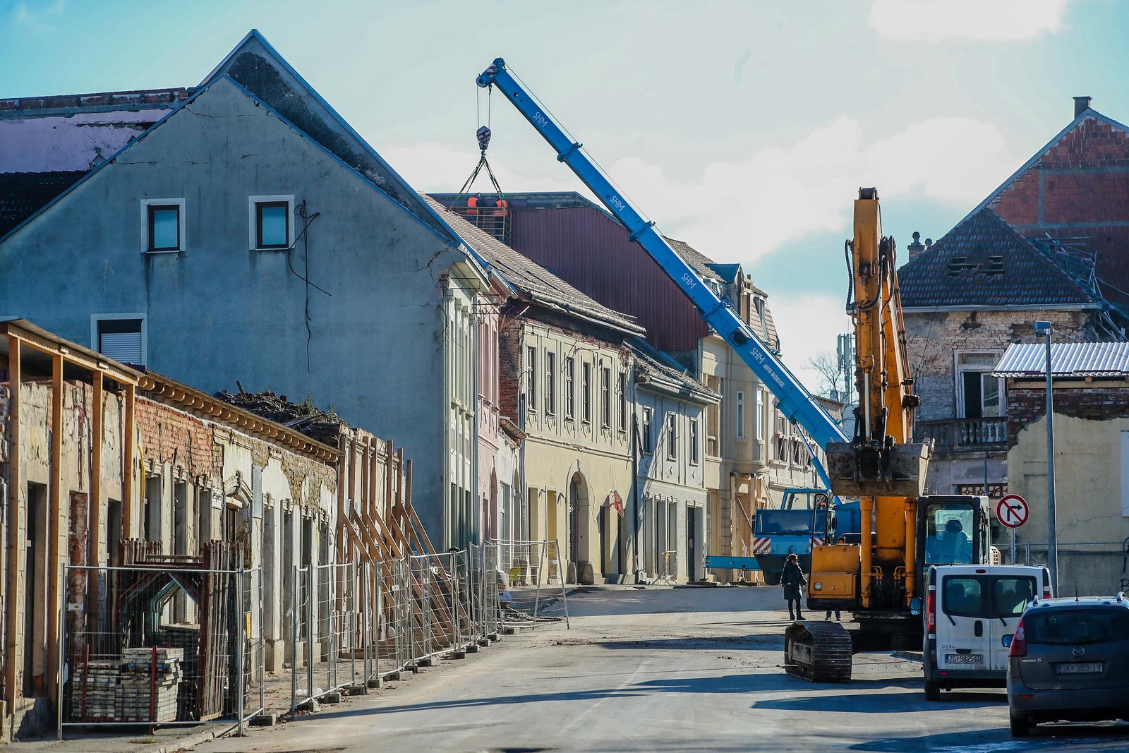 20.12.2021., Petrinja - Blizi se godinu dana kako je snazan potres zadesio stanovnike Petrinje i okolnih sela (29.12.2020). Danas je obnova u punom jeku ali stanovnici nisu zadovoljni jer se uglavnom rusi a malo toga se sanira. Srediste grada je i dalje sablasno prazno. Tek pokoji stroj ili radnik moze se uociti na pojedinoj lokaciji u centru grada dok je broj otvorenih lokala usluznih djelatnosti sveden na minimum. Photo: Sanjin Strukic/PIXSELL