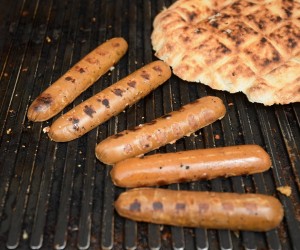 22.06.2019., Zagreb - Prijatelji zivotinja pripremili veganski burger i kobasice te ih podijelili gradjanima. Photo: Marko Lukunic/PIXSELL