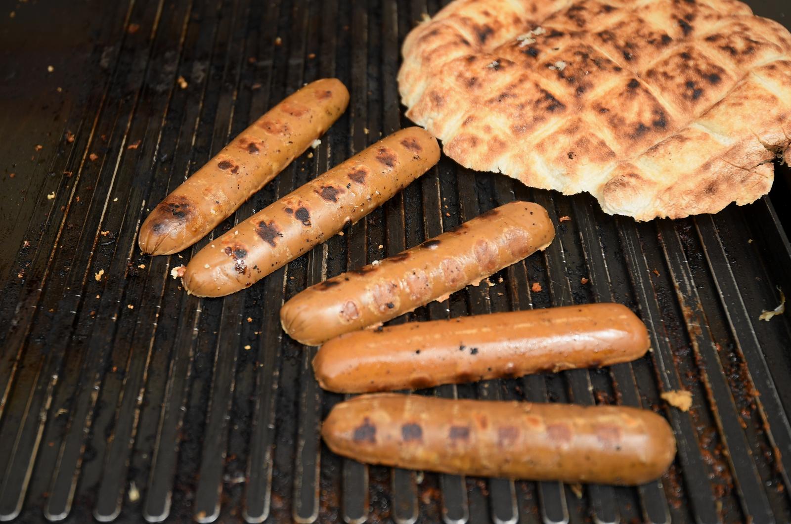 22.06.2019., Zagreb - Prijatelji zivotinja pripremili veganski burger i kobasice te ih podijelili gradjanima. Photo: Marko Lukunic/PIXSELL