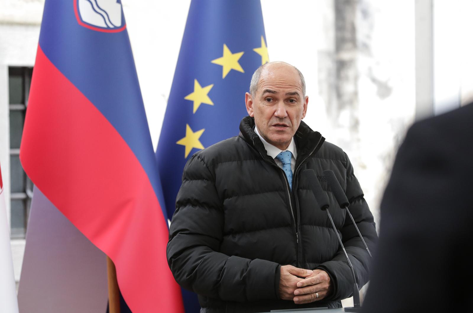 22.11.2021.,Slovenija, Otocec na Krki, predsjednik Vlade republike Hrvatske Andrej Plenkovic   predsjednik Vlade Slovenije Janez Jansa u drusvu bivsih predsjednika Vlada republike Slovenije i Hrvatske, Alojza Petrerlea i Pavla Gregorica svecano otkrili spomen plocu kod dvorca Otocec.
 Photo: Robert Anic/PIXSELL