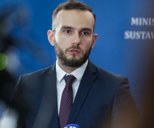 23.11.2021.,Zagreb, odrzan  drugi sastanak pregovarackih odbora Vlade Republike Hrvatske i predstavnika sindikata, o sklapanju temeljnog kolektivnog ugovora za sluzbenike i namjestenike u javnim sluzbama i kolektivnog ugovora za drzavne sluzbenike i namjestenike.
Nakon sastanka ministar Aladrovic i predstavnici sindikata dali izjave okupljenim novinarima