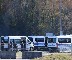 24.10.2018., GP Maljevac - Migranti koji se nalaze u BiH probili su kordon i krenuli prema Hrvatskoj. Photo: Slavko Midzor/PIXSELL