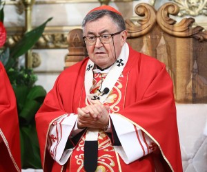 24.11.2021., Sarajevo, Bosna i Hercegovina - Sarajevska Katedrala osvjetljena je u crveno u znak solidarnosti s progonjenim krscanima. Takodjer u Katedrali odzana je i Sv. Misa koju je vodio vrhbosanski nadbiskup Vinko kardinal Puljic. Vinko Puljic
Photo: Armin Durgut/PIXSELL Photo: Armin Durgut/PIXSELL