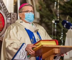 24.12.2020., Osijek - U osjeckoj konkatedrali Svetog Petra i Pavla odrzana sveta misa koju je vodio nadbiskup Djuro Hranic. Zbog epidemioloskih mjera u crkvi je bilo manje vjernika koji su se drzali propisanog razmaka.
Photo: Davor Javorovic/PIXSELL