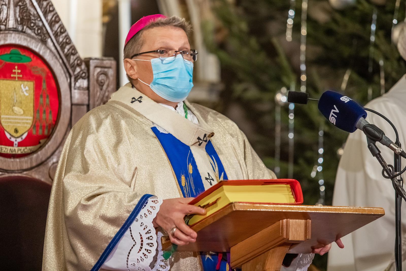 24.12.2020., Osijek - U osjeckoj konkatedrali Svetog Petra i Pavla odrzana sveta misa koju je vodio nadbiskup Djuro Hranic. Zbog epidemioloskih mjera u crkvi je bilo manje vjernika koji su se drzali propisanog razmaka.
Photo: Davor Javorovic/PIXSELL