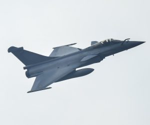 25.11.2021.Zagreb -    Nakon potpisanog ugovora o kupnji 12  francuskih  borebenih aviona , dva aviona Rafale nadletjela su centar Zagreba. Predsjednik Macron prvi je francuski predsjednik koji dolazi u sluzbeni posjet Hrvatskoj