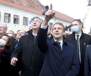 25.11.2021., Zagreb - Predsjednik Vlade Andrej Plenkovic i predsjednik Francuske Emmanuel Macron s Trga svetog Marka gledali su prelet Rafalea nad Zagrebom.