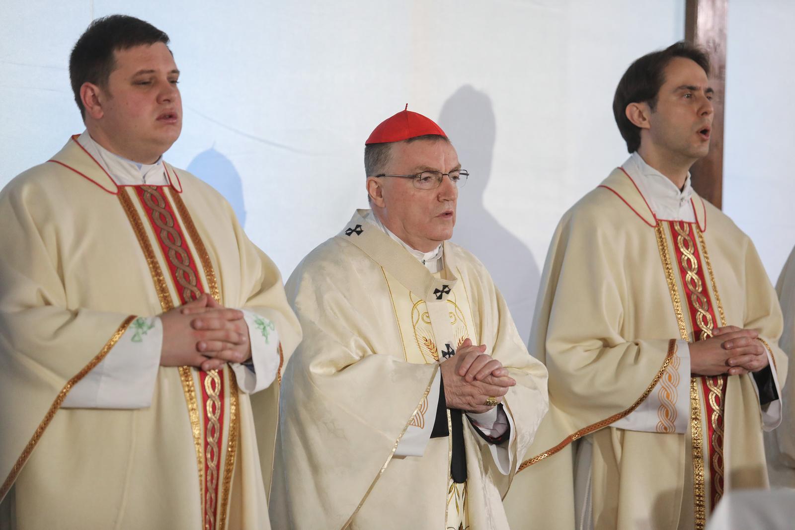 25.12.2021., Zagreb - Kardinal Josip Bozanic predvodio je svercano euharistijsko slavlje Bozica iz montazne crkvene zupe Pohoda Blazene Djevice Marije Cucerju. Photo: Tomislav Miletic/PIXSELL