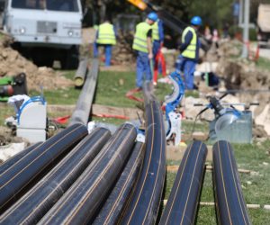 27.03.2017., Solin - Suncano i toplo vrijeme pogoduje izvodjacima radova na polaganju plinovoda koji se obavlja na glavnoj gradskoj prometnici prema Klisu. Photo: Ivo Cagalj/PIXSELL