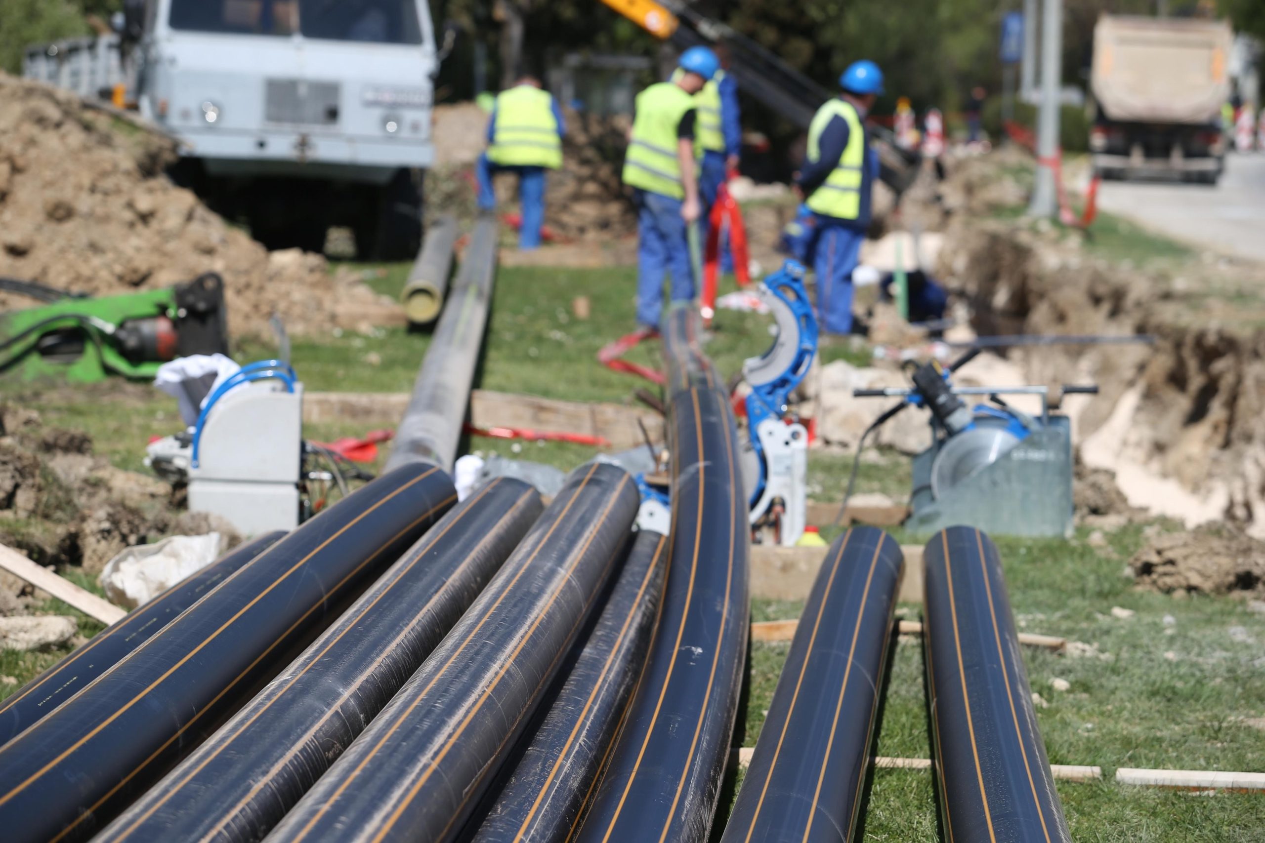 27.03.2017., Solin - Suncano i toplo vrijeme pogoduje izvodjacima radova na polaganju plinovoda koji se obavlja na glavnoj gradskoj prometnici prema Klisu. Photo: Ivo Cagalj/PIXSELL