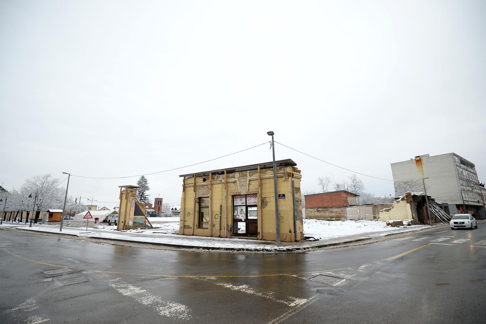 27.12.2021., Petrinja - Posljedice potresa u Petrinji koji ju je pogodio 29.12.2020. jacine 6.2 vidljive su i godinu dana kasnije.
 Photo: Marko Lukunic/PIXSELL