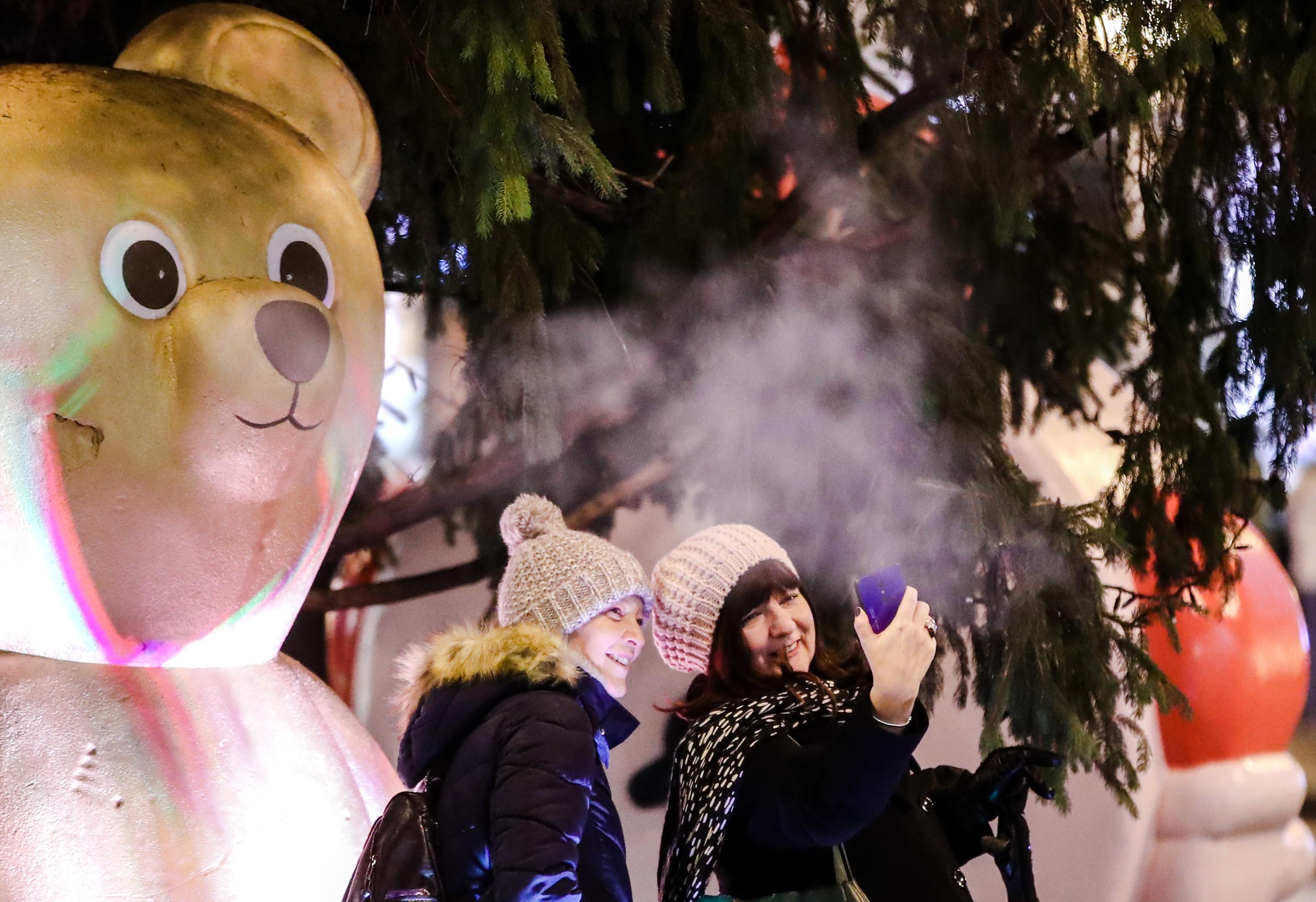 27.12.2021., Zagreb - Trg bana Josipa Jelacica. Ugodna vecernja blagdanska atmosfera na glavnom gradskom trgu. Mnogi gradjani odlucili su ovo vecer provesti u setnji sredistem grada te uzivati u blagdaskom ozracju zagrebackog Adventa. Photo: Sanjin Strukic/PIXSELL