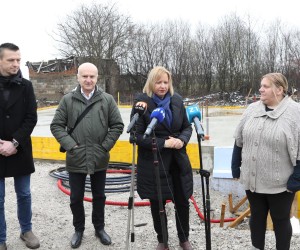 28.12.2021., Sisak - Savska 169 - Obitelj Brlic kojima je kuca stradala u potresu, s petero djece su vec godinu dana u kontejneru. Grad Vrbovec je kroz donacije poceo graditi kucu za sedmeroclanu obitelj. Press konferenciju su odrzali clanovi SDP-a Kristina Ikic Banicek i Peda Grbin, te SDP-ov europarlamentarac Predrag Fred Matic.   Photo: Edina Zuko/PIXSELL