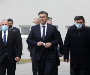 29.12.2021., Petrinja - U vojarni puk. Predrag Matanovic odrzana je sjednica Stozera civilne zastite za otklanjanje posljedica katastrofe uzrokovane potresom. Potpredsjednik Vlade i ministar branitelja Tomo Medved, predsjednik Vlade Andrej Plenkovic Photo: Robert Anic/PIXSELL