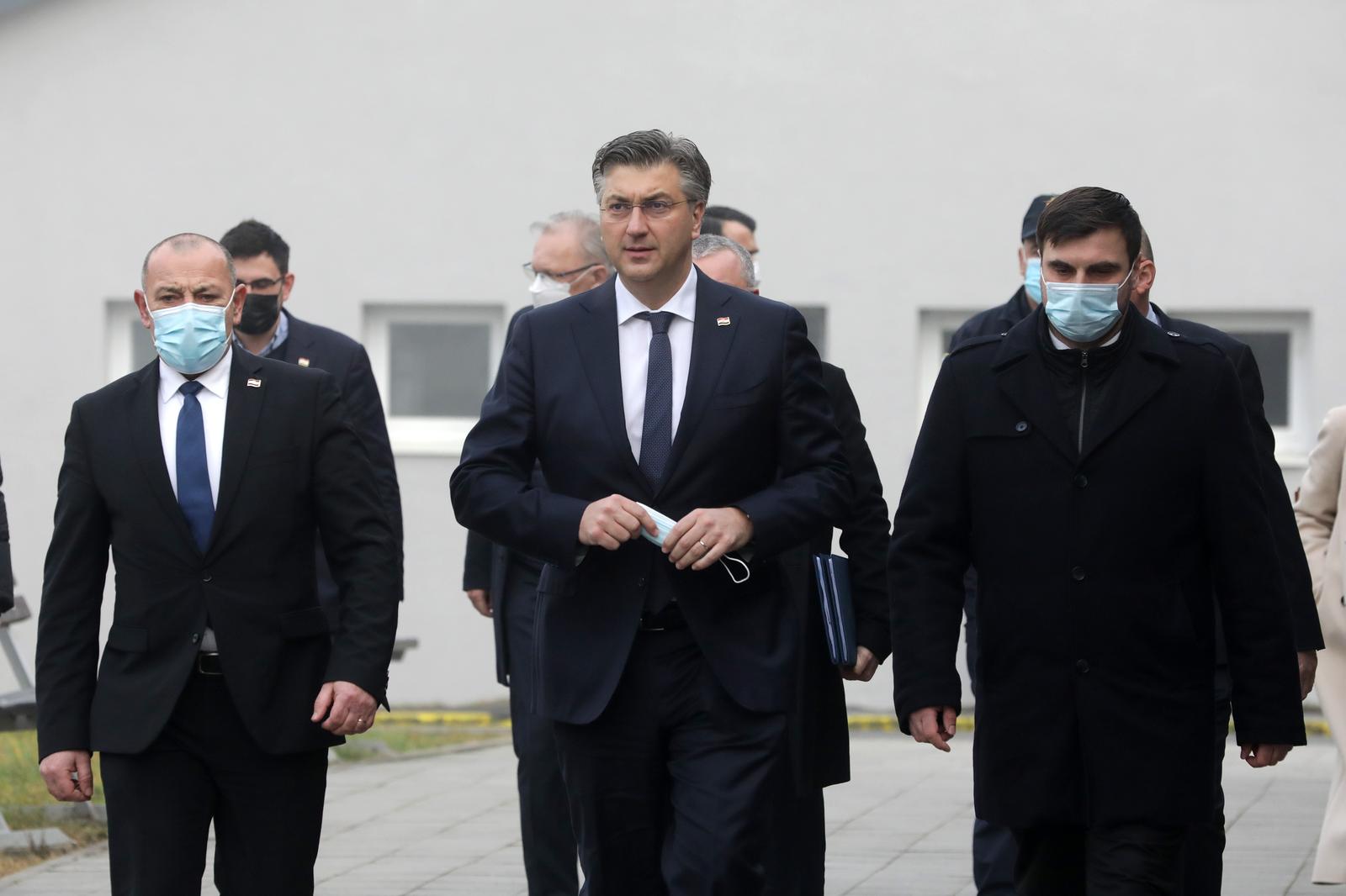 29.12.2021., Petrinja - U vojarni puk. Predrag Matanovic odrzana je sjednica Stozera civilne zastite za otklanjanje posljedica katastrofe uzrokovane potresom. Potpredsjednik Vlade i ministar branitelja Tomo Medved, predsjednik Vlade Andrej Plenkovic Photo: Robert Anic/PIXSELL