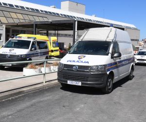 30.05.2021., Sibenik - Zbog prometne nesreca koja se rano jutros dogodila na autocesti Zagreb-Split, a kojoj su navodno sudjelovali migranti veci broj policijskih sluzbenika Sibensko-kninske zupanije ispred sibenske bolnice.
Photo: Hrvoje Jelavic/PIXSELL
