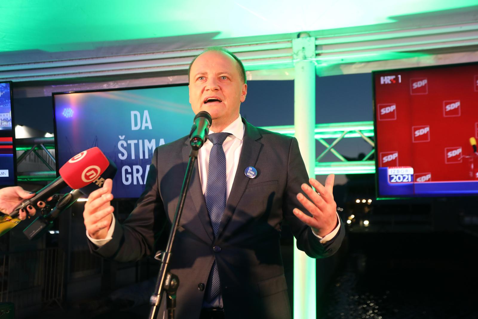 30.05.2021., Rijeka - Izborni stozer u drugom krugu lokalnih izbora nezavinsog kandidata za gradonacelnika Rijeke Davora Stimca u satoru postavljenom na lukobranu Molo Longo. Photo: Goran Kovacic/PIXSELL