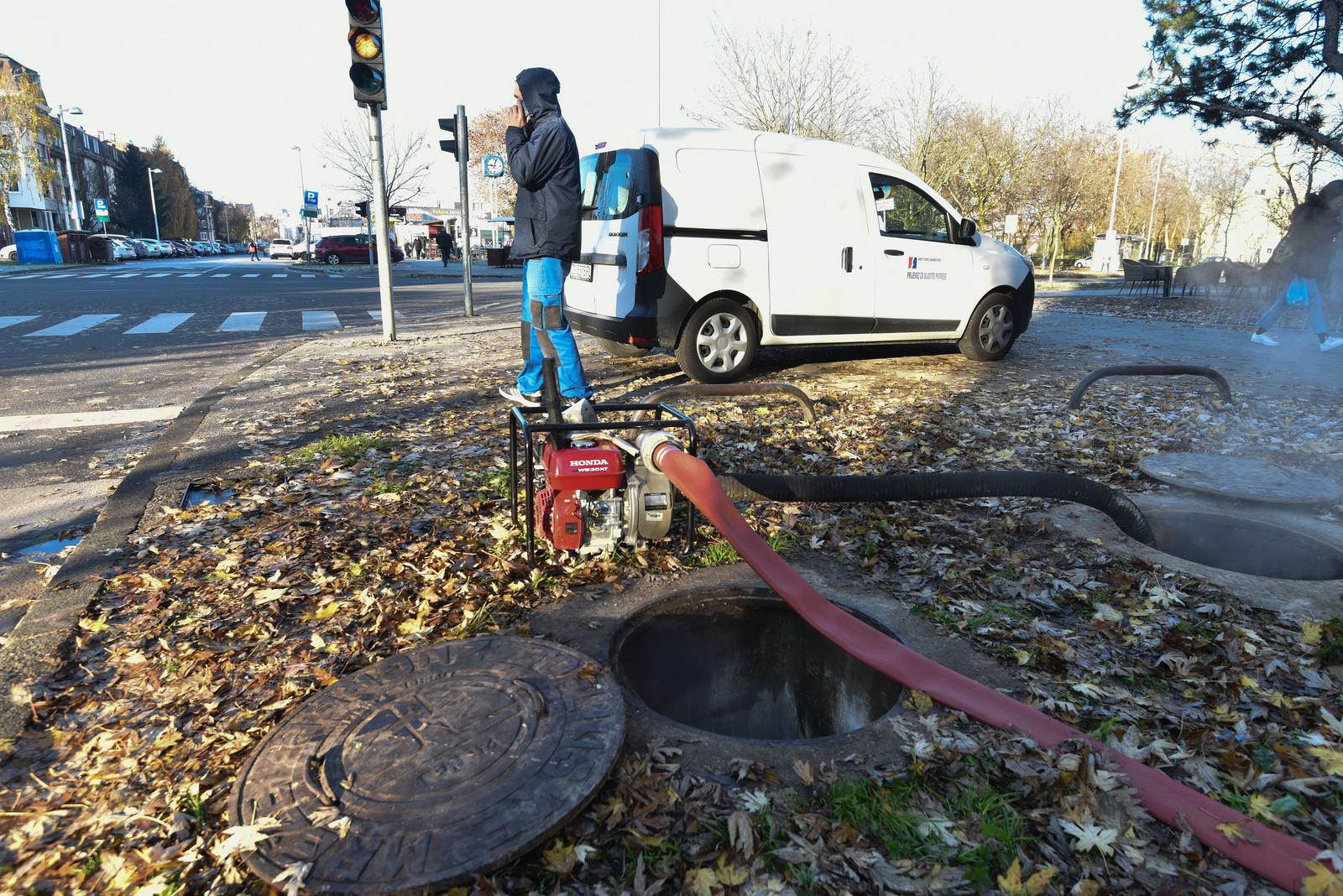 30.11.2021., Zagreb - U naselju Jarun u ulici Hrvoja Macanovica  doslo je do puknuca vrelovoda zbog cega je dio stanovnika bez tople vode i grijanja. Photo: Davorin Visnjic/PIXSELL