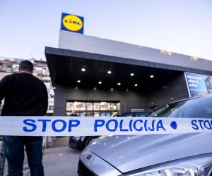 30.11.2021., Split - Muskarac nozem ubio zaposlenicu trgovackog centra Lidl. Zaposlenici su zadrzali ubojicu do dolaska policije. Na mjestu dogadjaja obavlja se policijski ocevid. Photo: Miroslav Lelas/PIXSELL