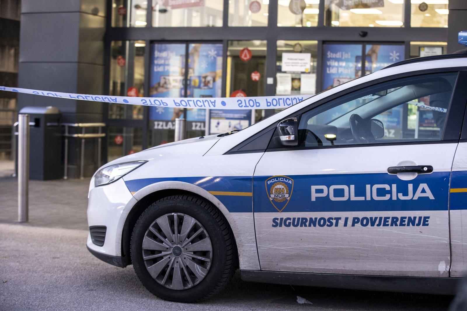 30.11.2021., Split - Muskarac nozem ubio zaposlenicu trgovackog centra Lidl. Zaposlenici su zadrzali ubojicu do dolaska policije. Na mjestu dogadjaja obavlja se policijski ocevid. Photo: Miroslav Lelas/PIXSELL