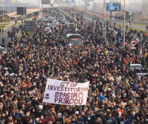 04, December, 2021, Belgrade - In Serbia, at more than 50 locations, citizens are once again coming out under blockades, demanding the withdrawal of the Law on Referendum and the Law on Expropriation. Blockade of the highway near the Sava Center. Photo: Mateja Stanisavljevic/ATAImages

04, decembar, 2021, Beograd  - U Srbiji, na preko 50 lokacija, gradjni i gradjanke ponovo izlaze na blokade, zahtevajuci povlacenje Zakona o referendumu i Zakona o eksproprijaciji. Blokada auto-puta kod Sava centra. Photo: Mateja Stanisavljevic/ATAImages