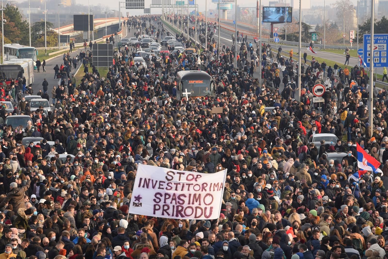 04, December, 2021, Belgrade - In Serbia, at more than 50 locations, citizens are once again coming out under blockades, demanding the withdrawal of the Law on Referendum and the Law on Expropriation. Blockade of the highway near the Sava Center. Photo: Mateja Stanisavljevic/ATAImages

04, decembar, 2021, Beograd  - U Srbiji, na preko 50 lokacija, gradjni i gradjanke ponovo izlaze na blokade, zahtevajuci povlacenje Zakona o referendumu i Zakona o eksproprijaciji. Blokada auto-puta kod Sava centra. Photo: Mateja Stanisavljevic/ATAImages