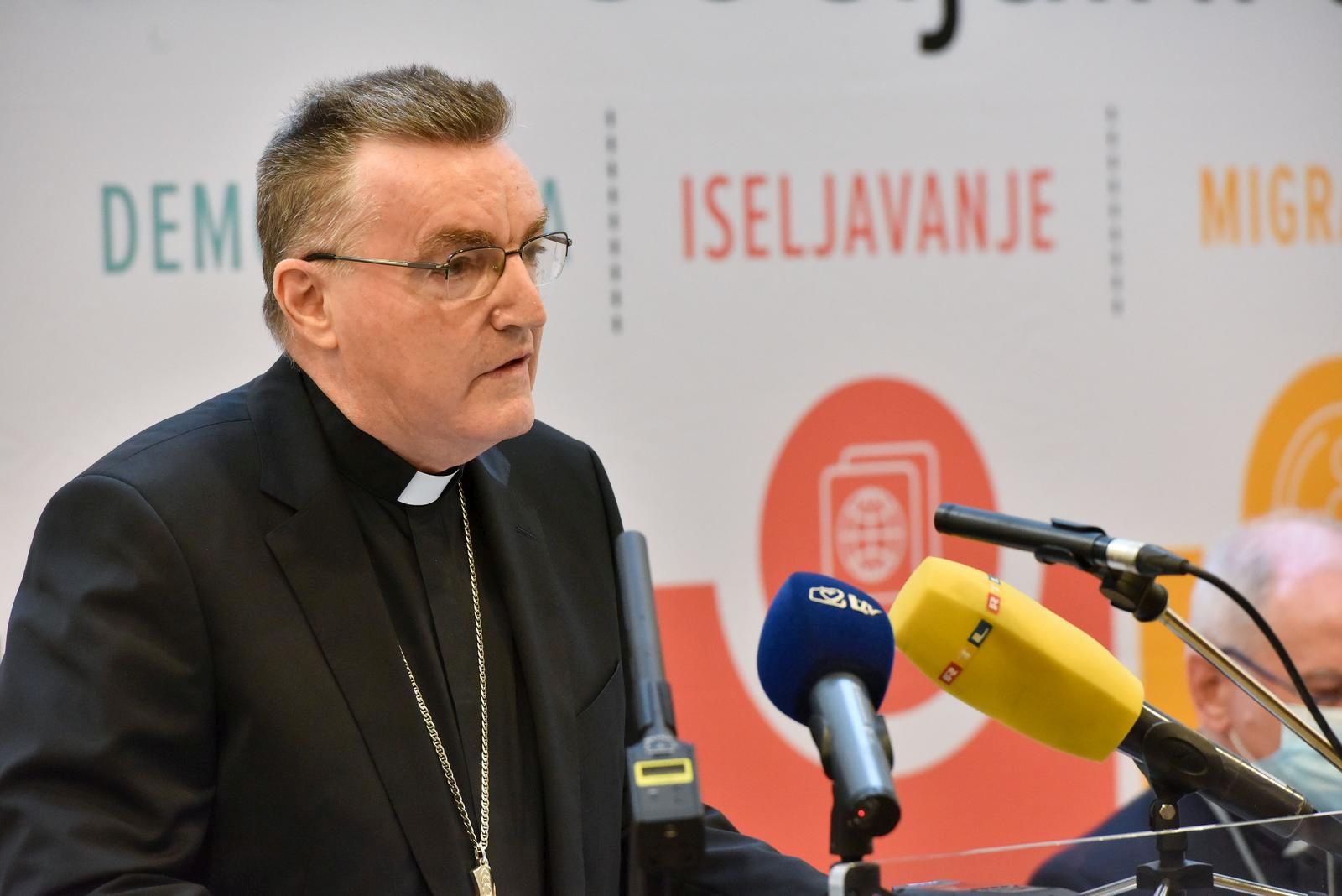 22.10.2021., Zagreb - Centar za promicanje socijalnog nauka Crkve organizirao je u ime Hrvatske biskupske konferencije dvodnevni 6. Hrvatski socijalni tjedan "Demografija–iseljavanje–migracije“. Tjedan je otvorio zagrebacki nadbiskup, kardinal Josip Bozanic; predsjednik HBK, nadbiskup Želimir Puljic i apostolski nuncij u RH, nadbiskup Giorgio Lingua.