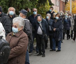 09.11.2021., Zagreb - U Ulici Kerestineckih zrtava u naselju Gajnice organizirano je cijepljenje. Stotinjak gradjana cekaju nesto vise od jednog sata da bi dosli na red za cjepivo, a cjepivo daju dvoje medicinskih djelatnika.Photo: Robert Anic/PIXSELL