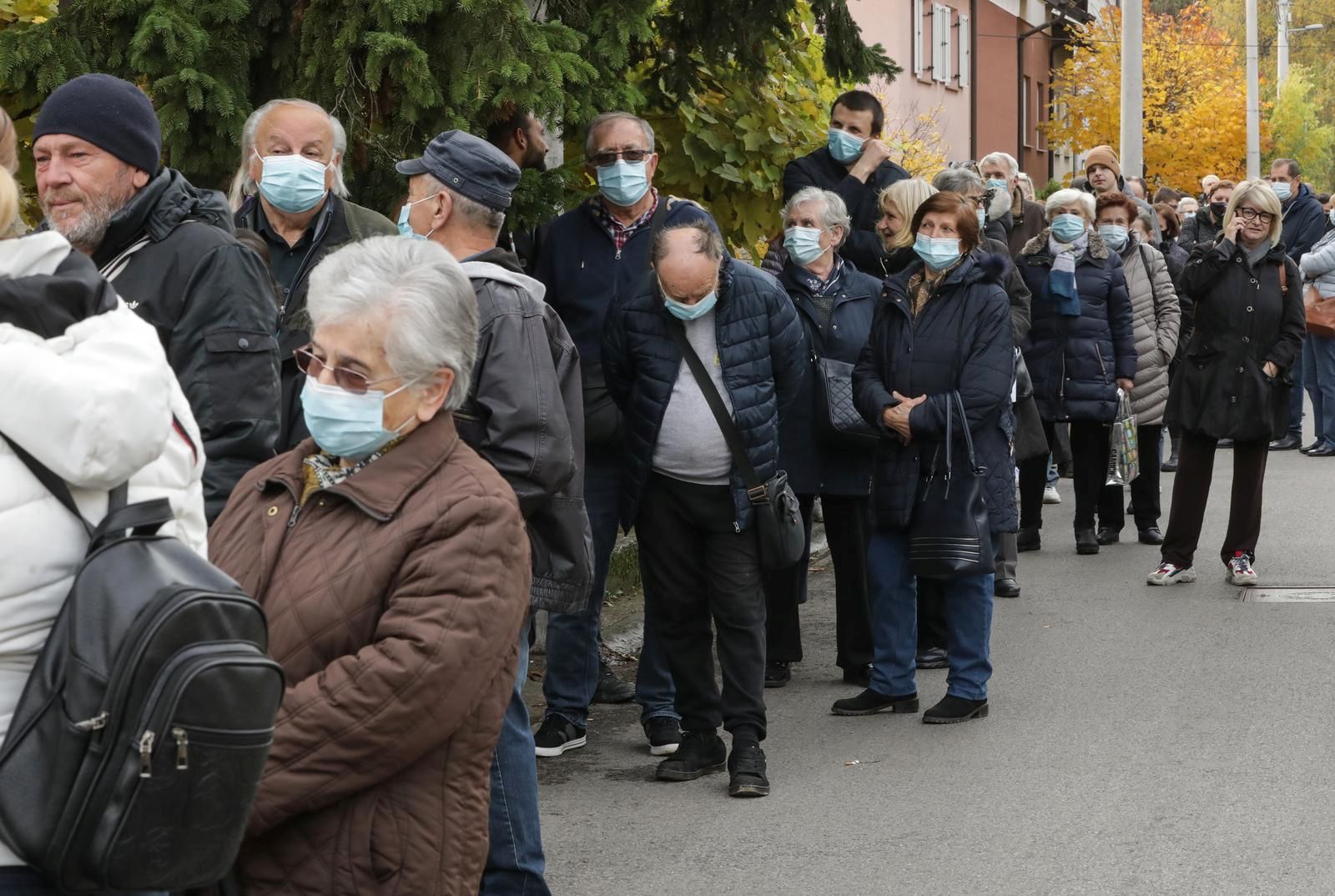 09.11.2021., Zagreb - U Ulici Kerestineckih zrtava u naselju Gajnice organizirano je cijepljenje. Stotinjak gradjana cekaju nesto vise od jednog sata da bi dosli na red za cjepivo, a cjepivo daju dvoje medicinskih djelatnika.Photo: Robert Anic/PIXSELL