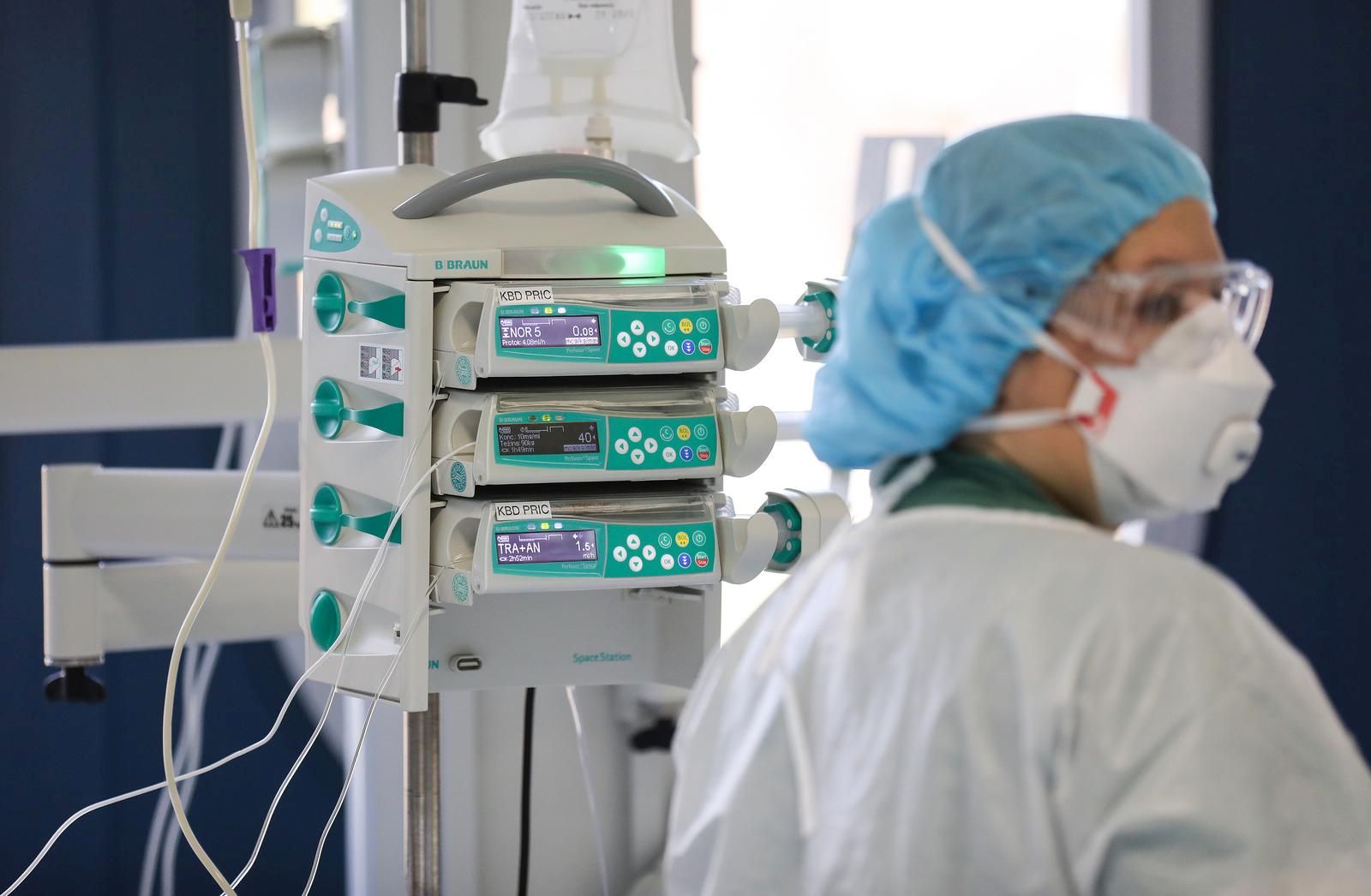 30.11.2021., Zagreb , Medicinsko osoblje na Covid intezivnom odjelu u KB Dubrava.