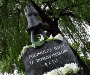 03.05.2020. Slavonski Brod - Avionskom bombom pogodjena obiteljska kuca u Kuhacevoj ulici, spomenik "Djevojcica", ispred Osnovne skole Hugo Badalic i Spomen-park "Prekinuto djetinjstvo" mjesta su prisjecanja na tuznu ratnu nedjelju u Slavonskom Brodu 3.svibnja 1992. godine, kada je u jednom danu poginulo cak sestero djece. Slavonski Brod i njegova okolica grad je s najvise djecjih zrtava u Domovinskom ratu, a poginulo je 28 neduznih djecaka i djevojcica. U Hrvatskoj je tijekom rata ukupno stradalo 402-je, a za njihova prekinuta djetinjstva nikada nitko nije odgovarao.
Photo: Ivica Galovic/ PIXSELL