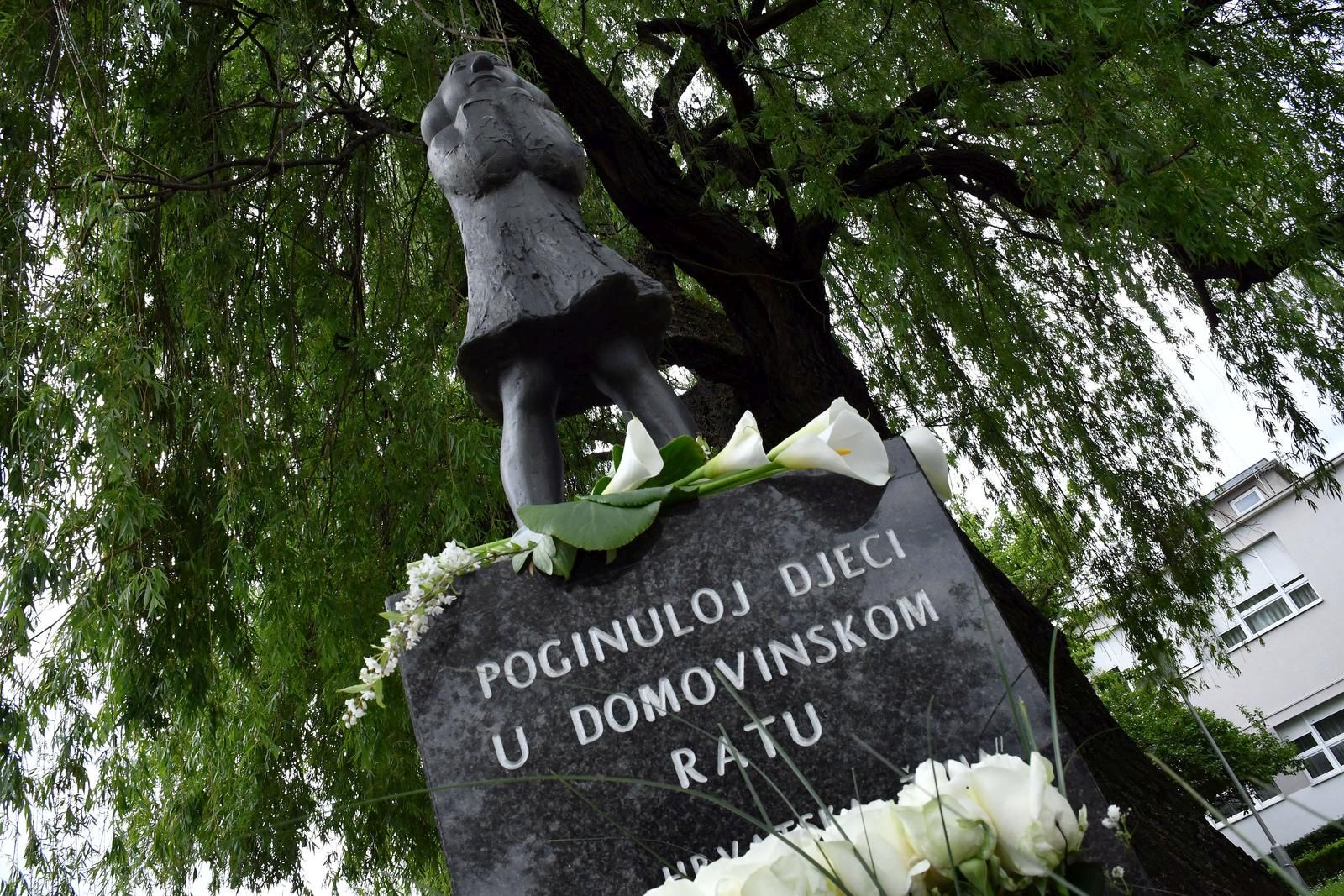 03.05.2020. Slavonski Brod - Avionskom bombom pogodjena obiteljska kuca u Kuhacevoj ulici, spomenik "Djevojcica", ispred Osnovne skole Hugo Badalic i Spomen-park "Prekinuto djetinjstvo" mjesta su prisjecanja na tuznu ratnu nedjelju u Slavonskom Brodu 3.svibnja 1992. godine, kada je u jednom danu poginulo cak sestero djece. Slavonski Brod i njegova okolica grad je s najvise djecjih zrtava u Domovinskom ratu, a poginulo je 28 neduznih djecaka i djevojcica. U Hrvatskoj je tijekom rata ukupno stradalo 402-je, a za njihova prekinuta djetinjstva nikada nitko nije odgovarao.
Photo: Ivica Galovic/ PIXSELL