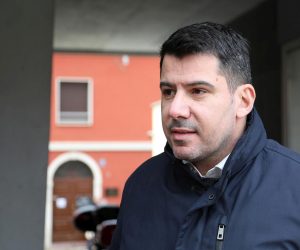 11.12.2021., Sibenik - Nikola Grmoja odrzao je konferenciju za medije na kojoj je govorio o referendumu protiv Stozera i covid potvrda a odgovorio je i na pitanja o bivsim ministrima Tolisicu i Kuscevicu i saborskom zastupniku Hrvoju Zekanovicu.