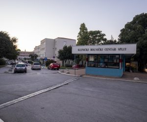 04.10.2021., Split - Ispred KBC Split odrzan je prosvjed podrske onim zdravstvenim radnicima koji se protive uvodenju Covid potvrda u zdravstvo. Prosvjednici su glasnim zvizducima i povicima prekinuli izjavu ravnatelja KBC-a.
Photo: Miroslav Lelas/PIXSELL